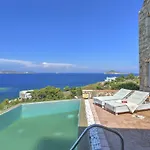 Eirini Luxury Villa *